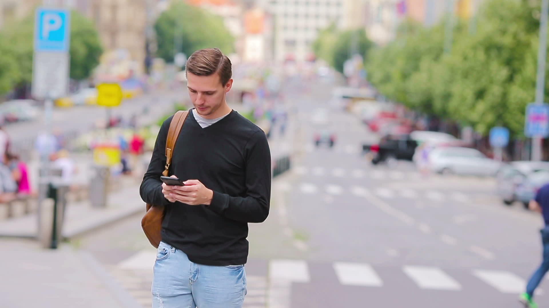 在欧洲街道上拿着城市地图和背包的男性游客使用欧洲白人男孩视频的预览图