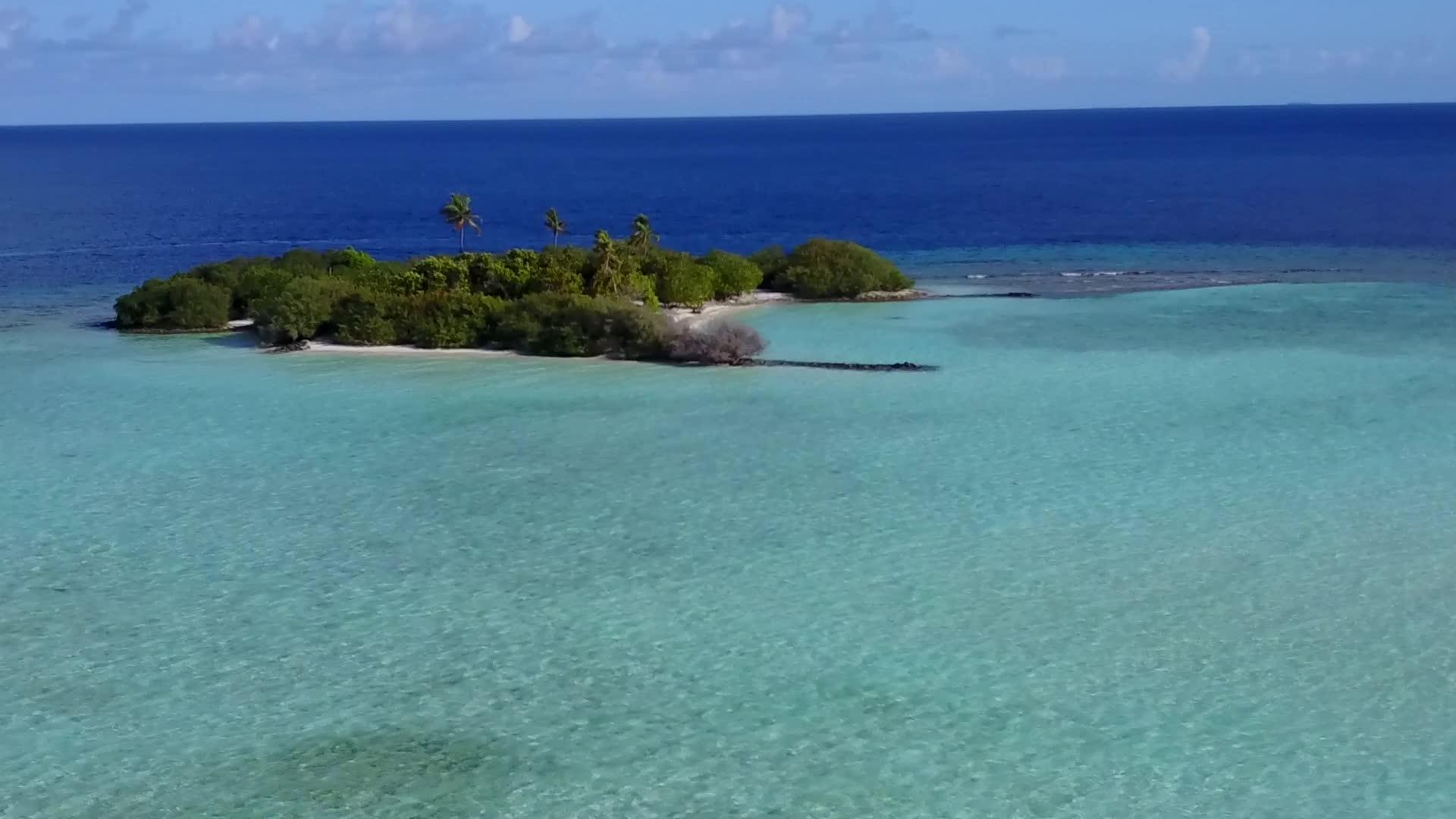 蓝海白沙背景下完美的海岸线海滩之旅视频的预览图