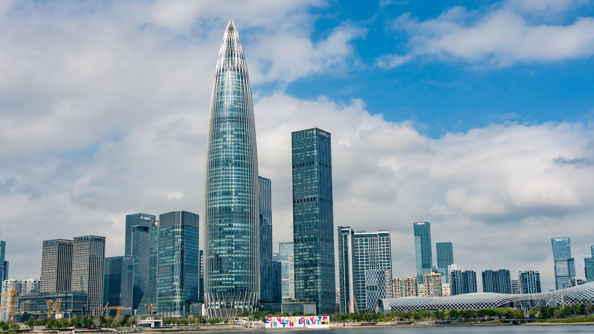 4K深圳城市地标华润大厦蓝天白云延时视频的预览图
