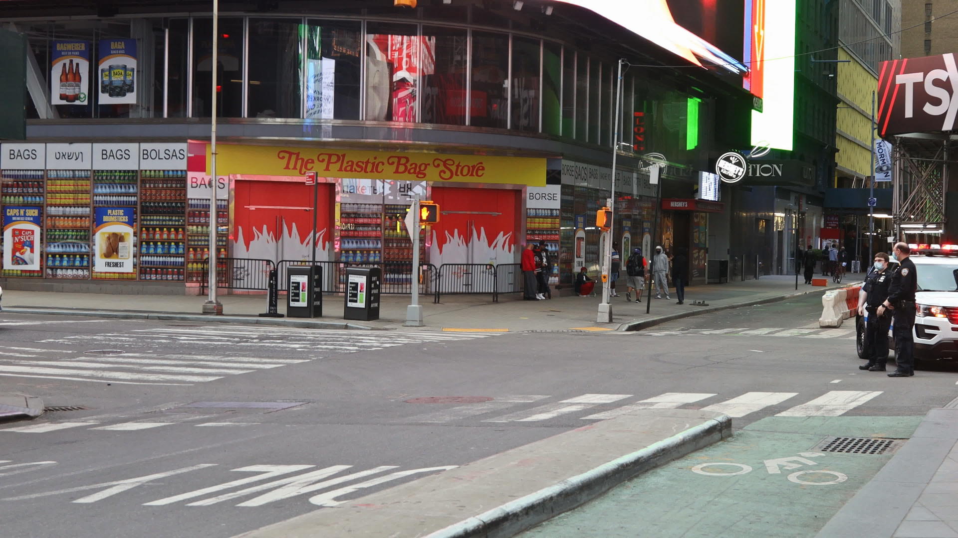 2020年5月17日新纽约的曼哈顿人带着面具走在街上视频的预览图