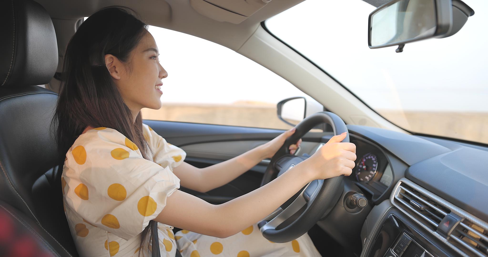 女性开车自驾出游视频的预览图