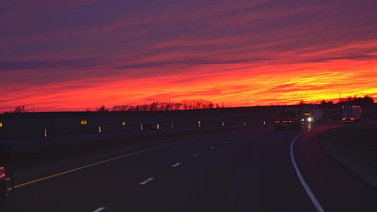 晚上在高速公路上日落交通不便视频的预览图