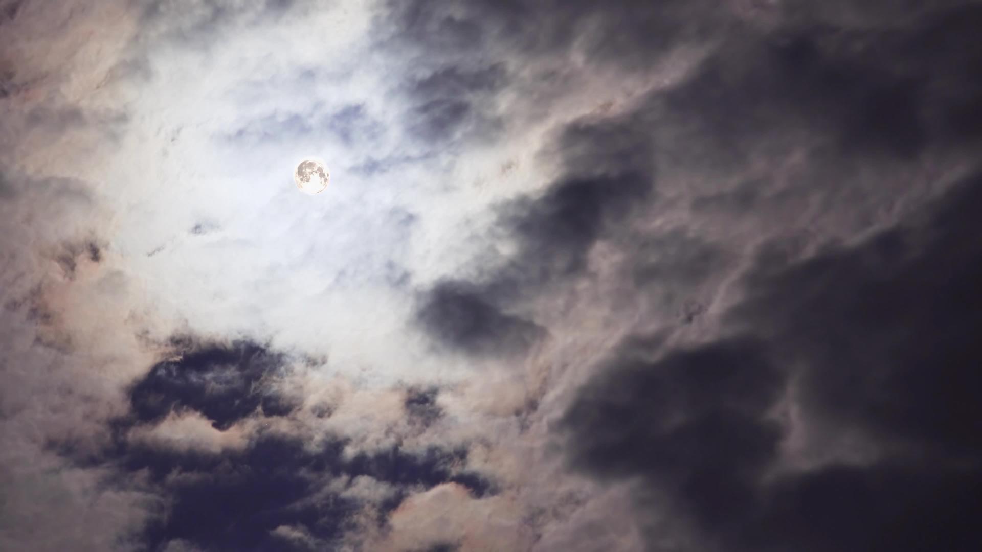 夜空中有云 明月对立 视频的预览图