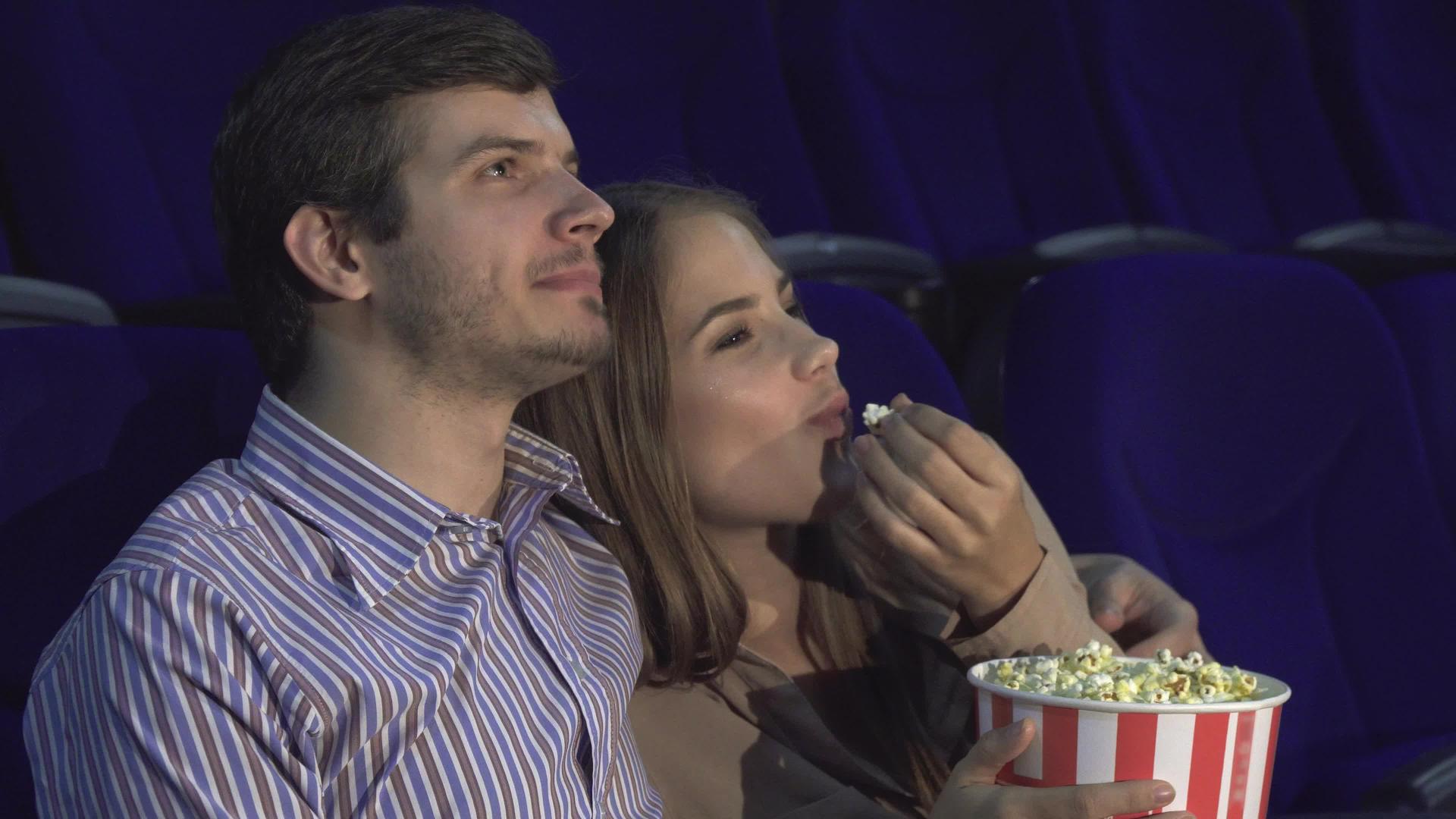 甜蜜的情侣在电影院看浪漫喜剧视频的预览图