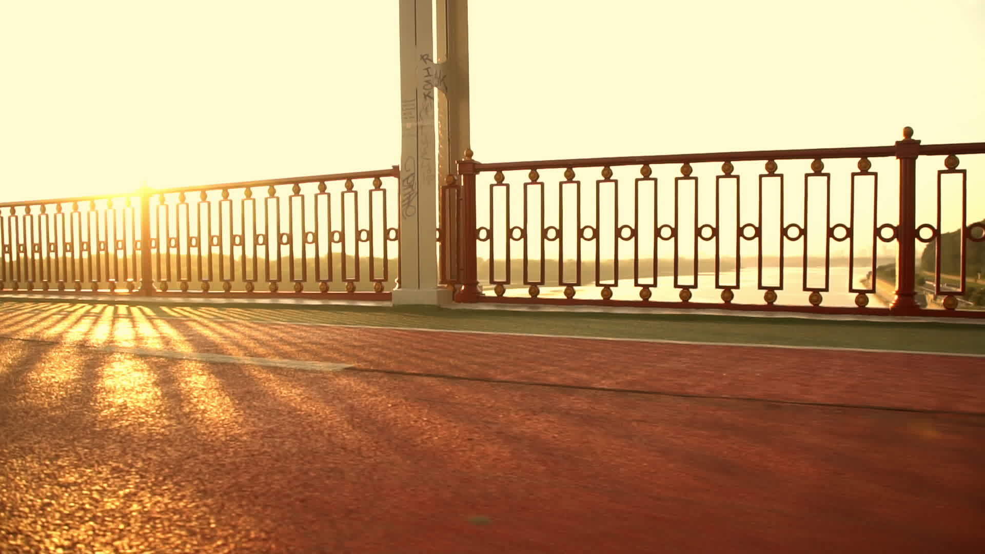 河上行人桥视频的预览图