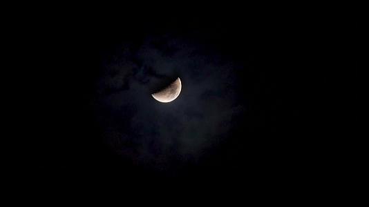 夜空中云彩飘动月亮的预览图