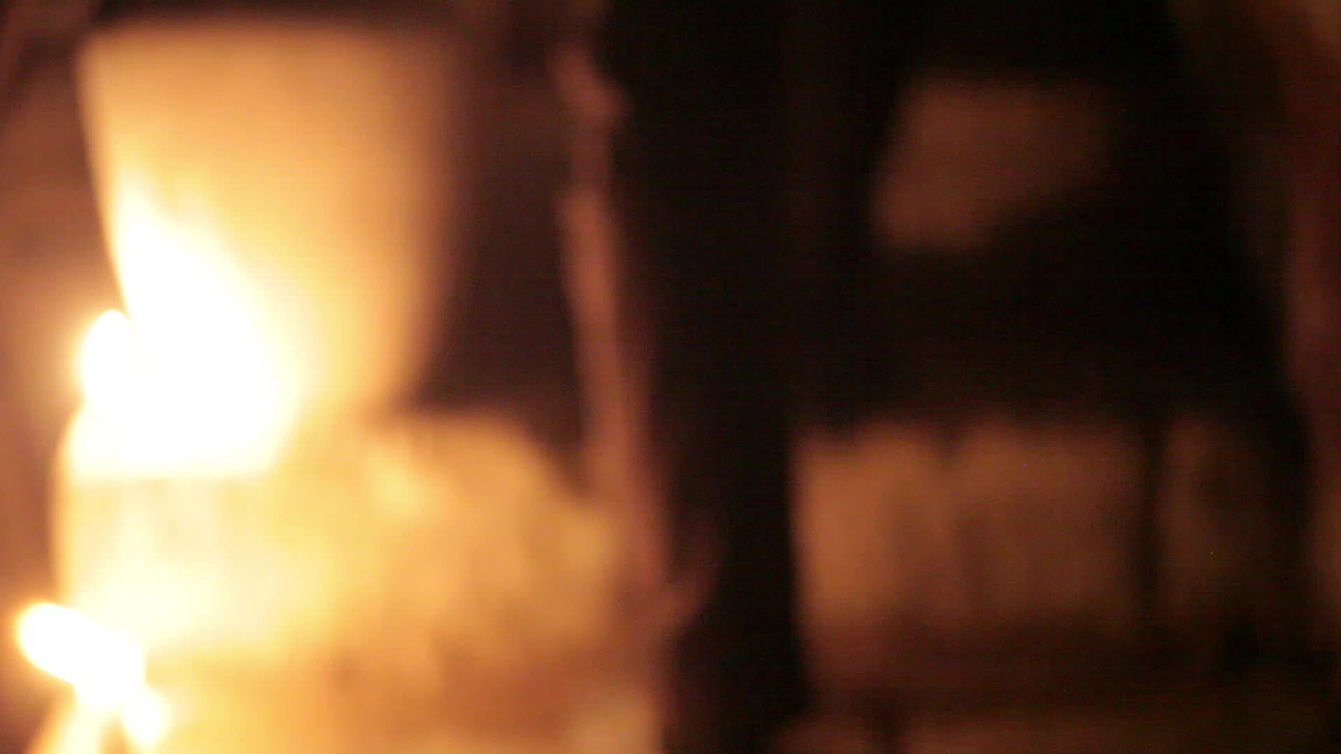 一个令人毛骨悚然的地方的楼梯点亮了蜡烛和灯笼视频的预览图