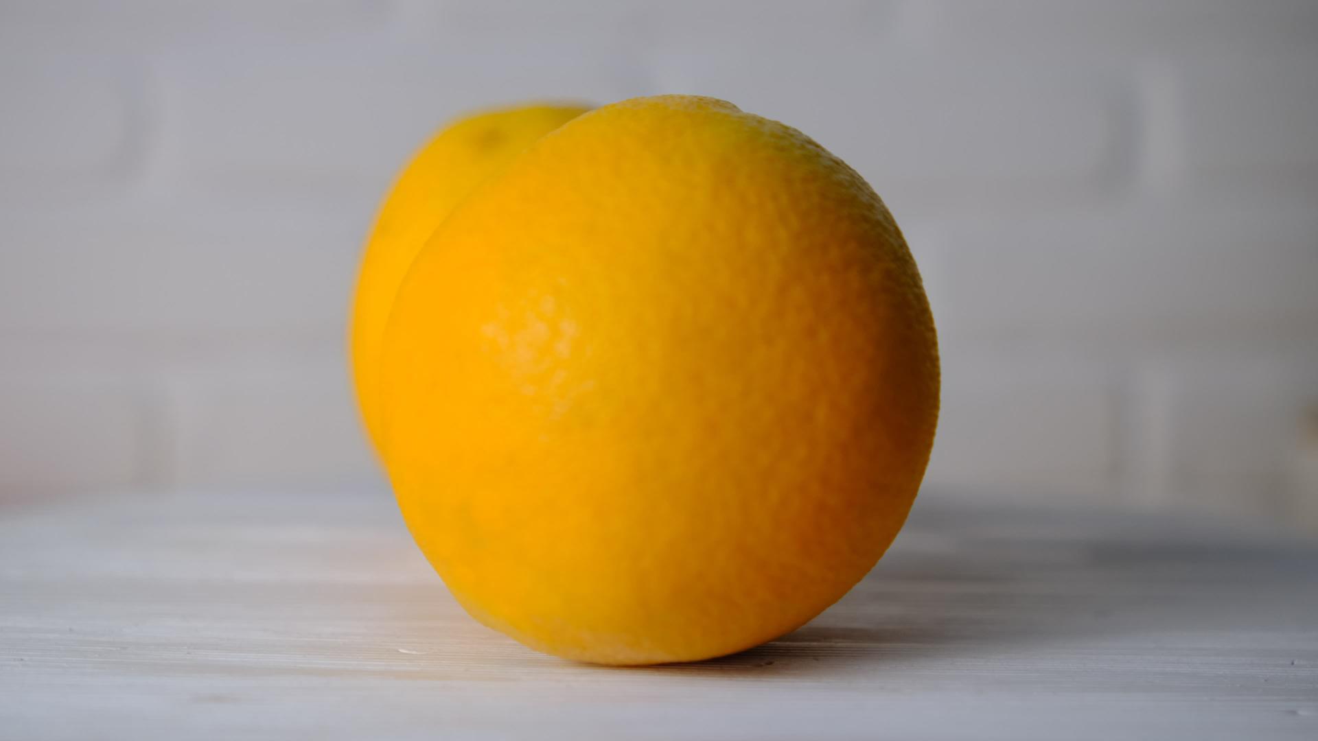 两种新鲜切开的橙子健康水果的概念在化妆品中也很有用视频的预览图