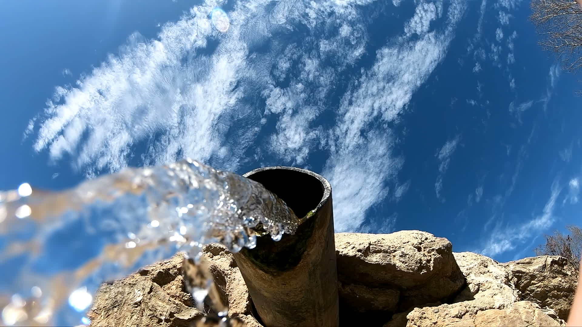山地天然矿物源水管倒在摄像机上视频的预览图