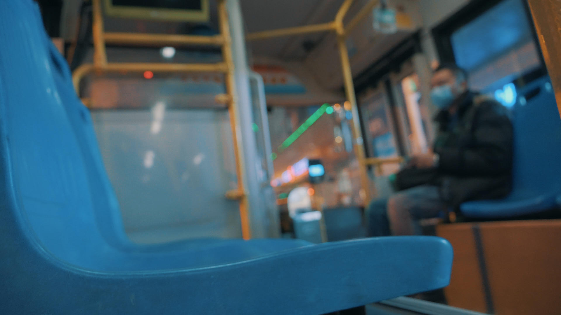4k实拍夜晚的公交车情绪镜头视频的预览图