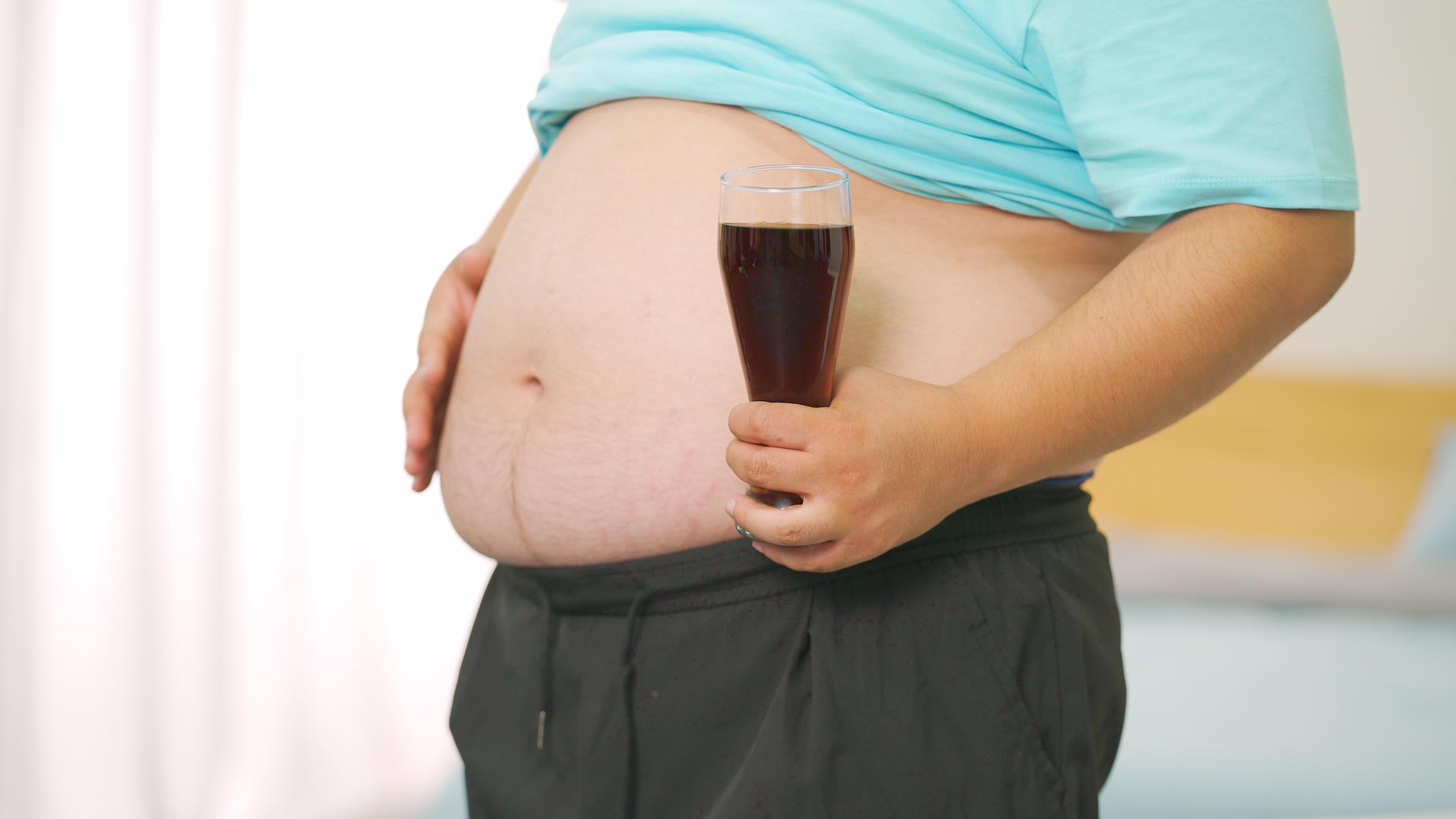 4k胖子喝可乐肥胖增肥视频的预览图