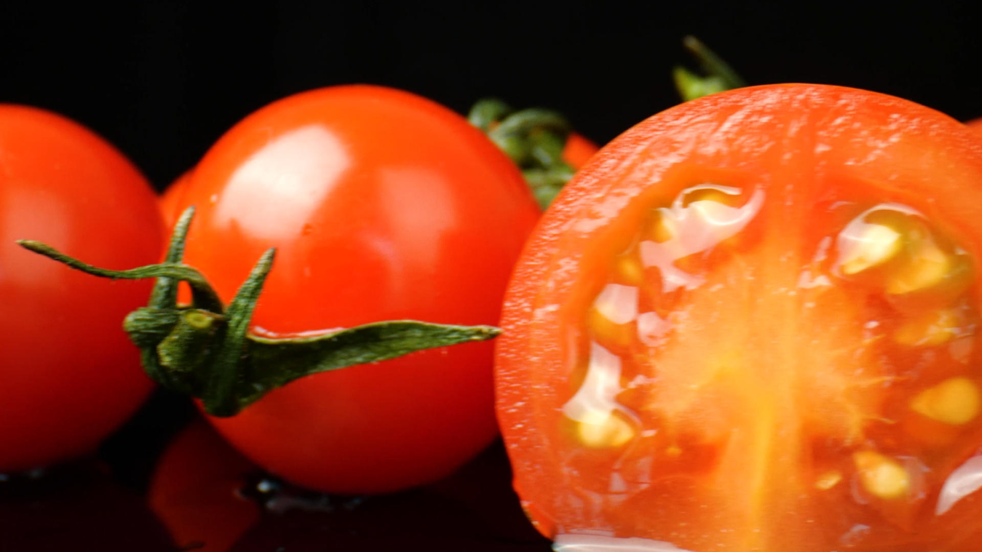 4K圣女果微观细节小番茄新鲜水果食材视频的预览图