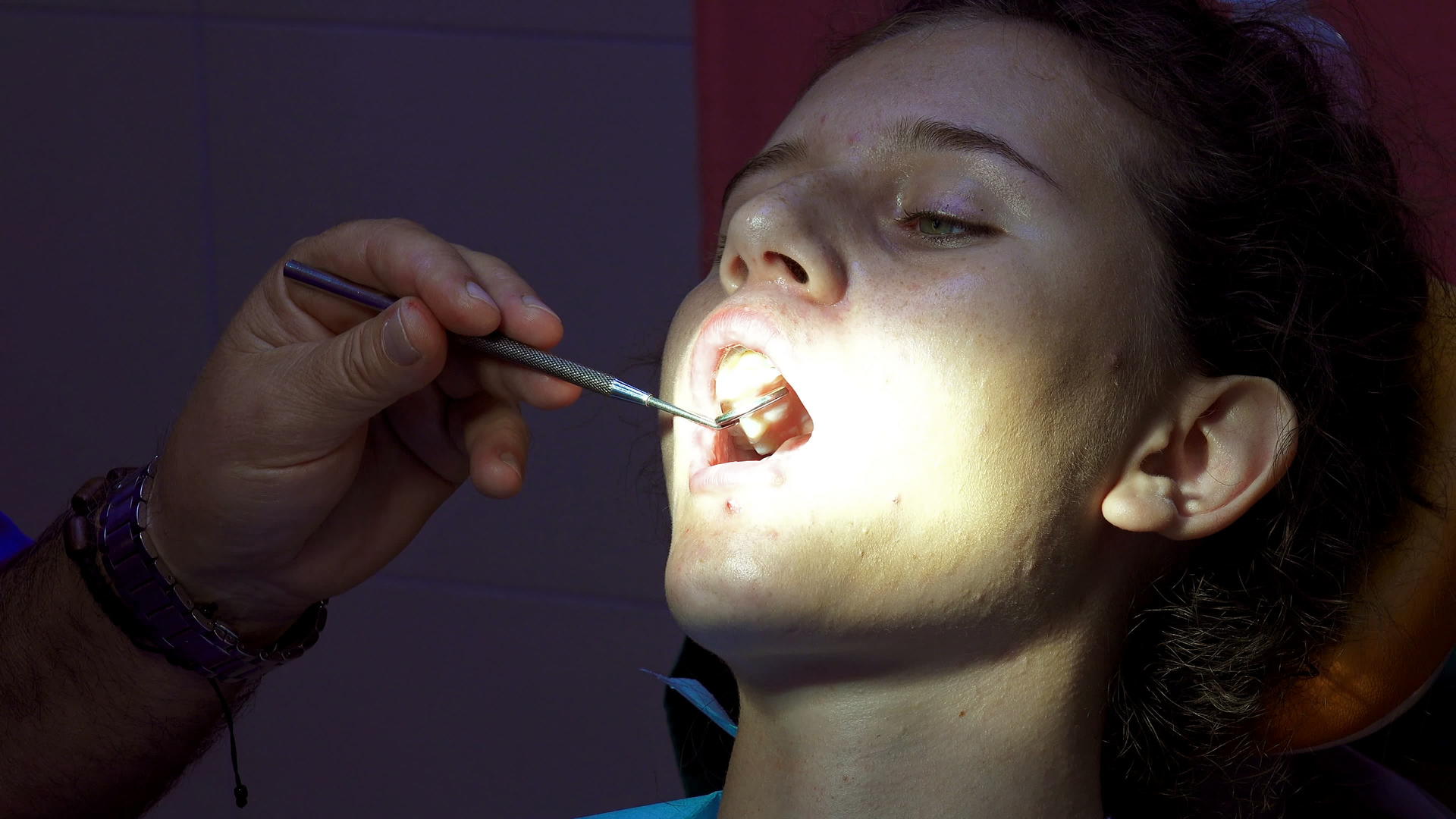 牙医的小女孩用牙镜检查牙齿和牙镜视频的预览图