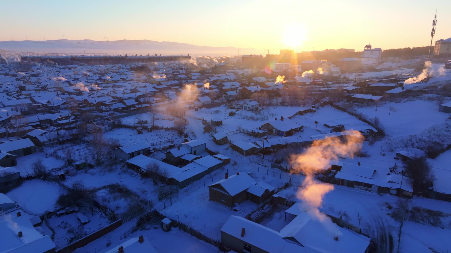 内蒙古额尔古纳城市4k航拍冬季日落视频的预览图