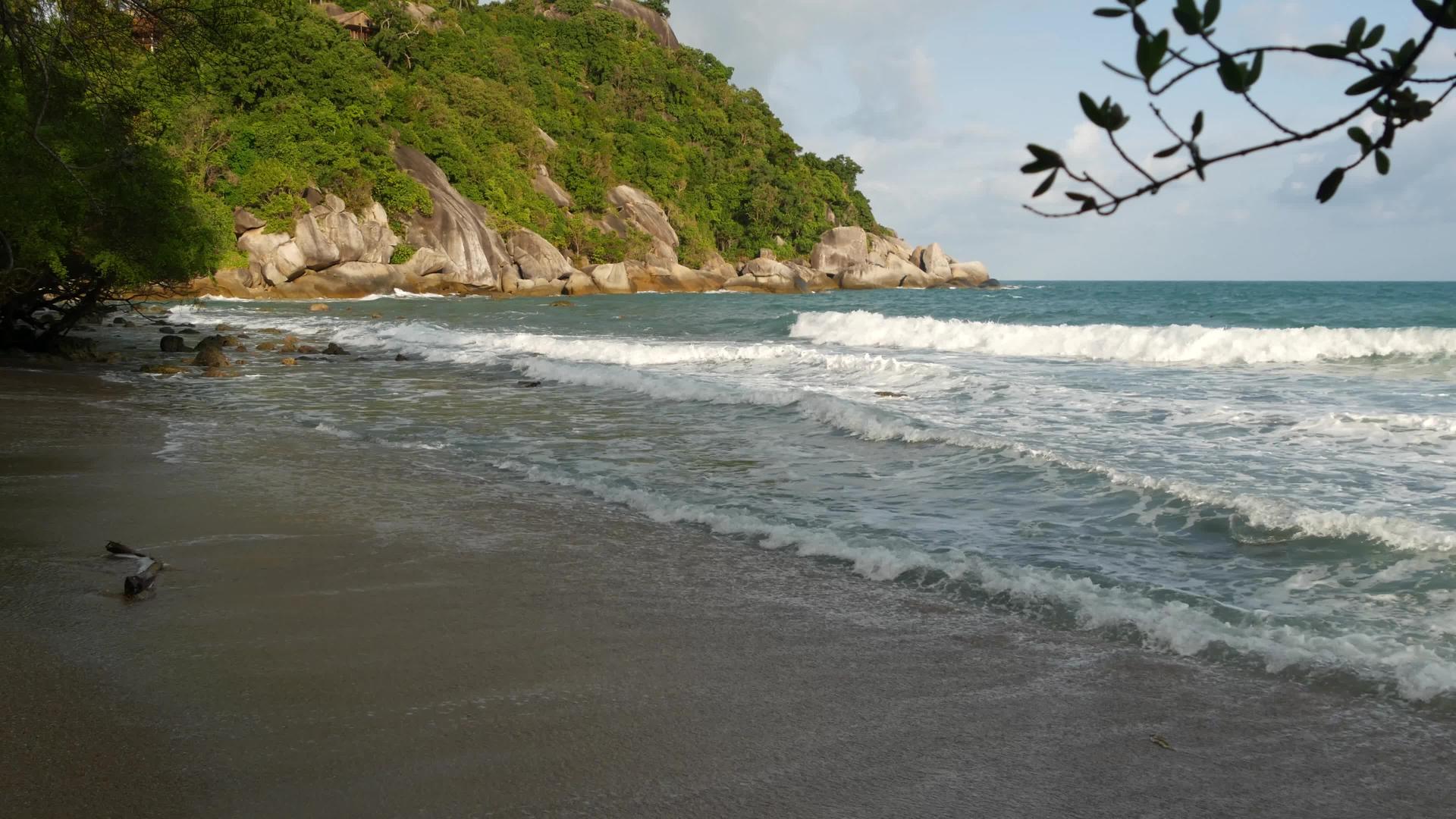 在泰国阳光明媚的日子里 美丽的大海附近的绿色悬崖是壮丽的视频的预览图