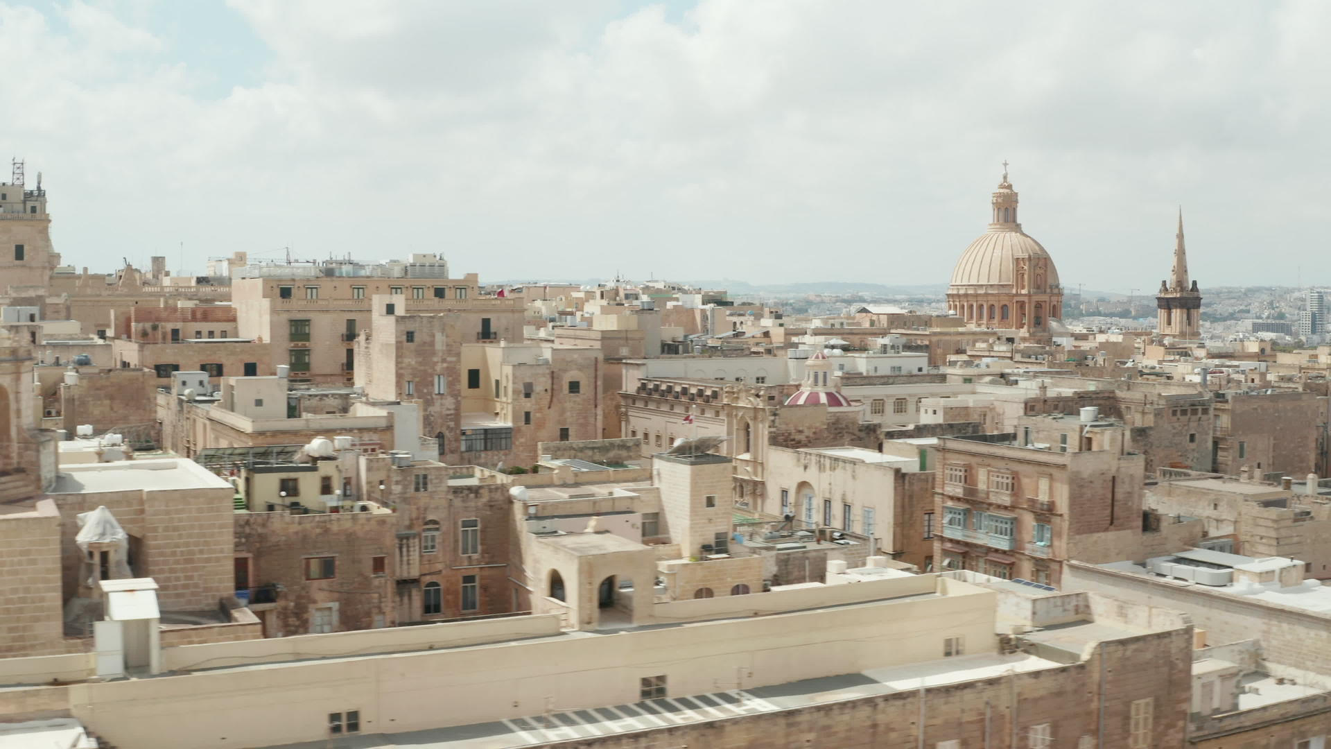 马耳他岛首府瓦莱塔市在米色阳光下拍摄美丽的屋顶视频的预览图