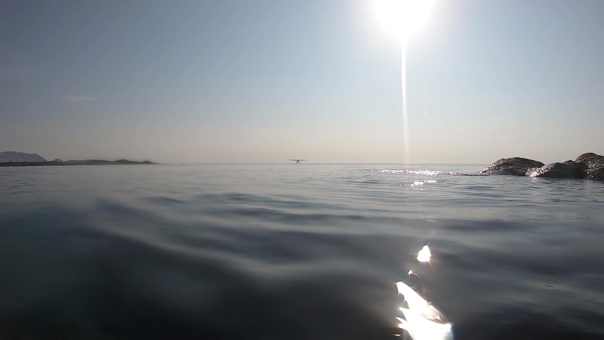 在早晨的背光中 在海平面和地平线上的水面上拍摄反射视频的预览图