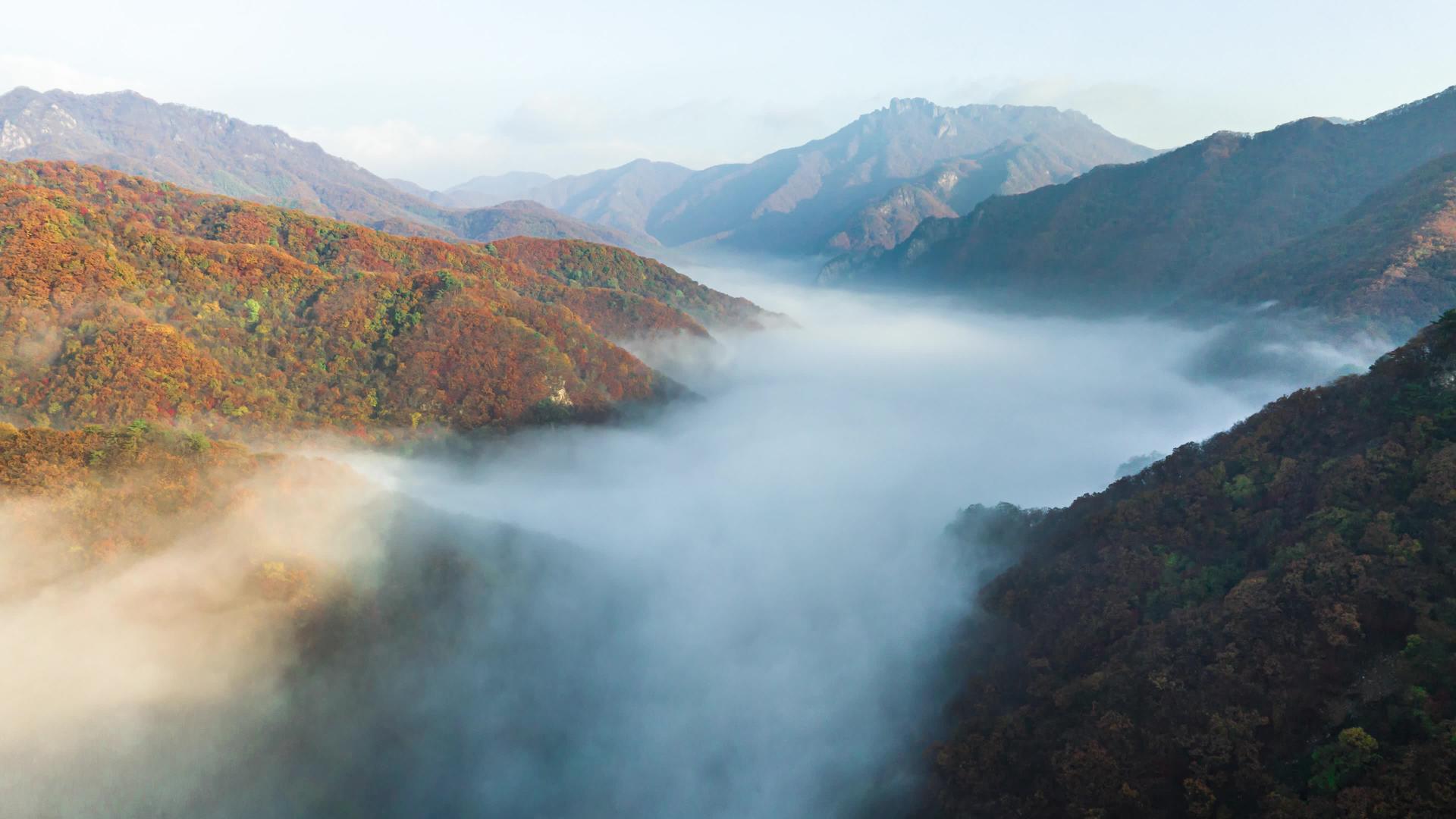 秋天四千山间云雾缭绕视频的预览图