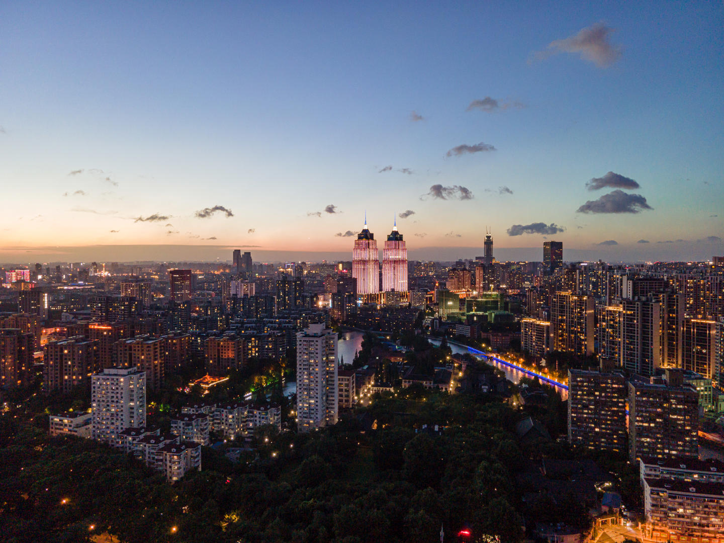 上海长宁区环球港日转夜延时8k视频的预览图