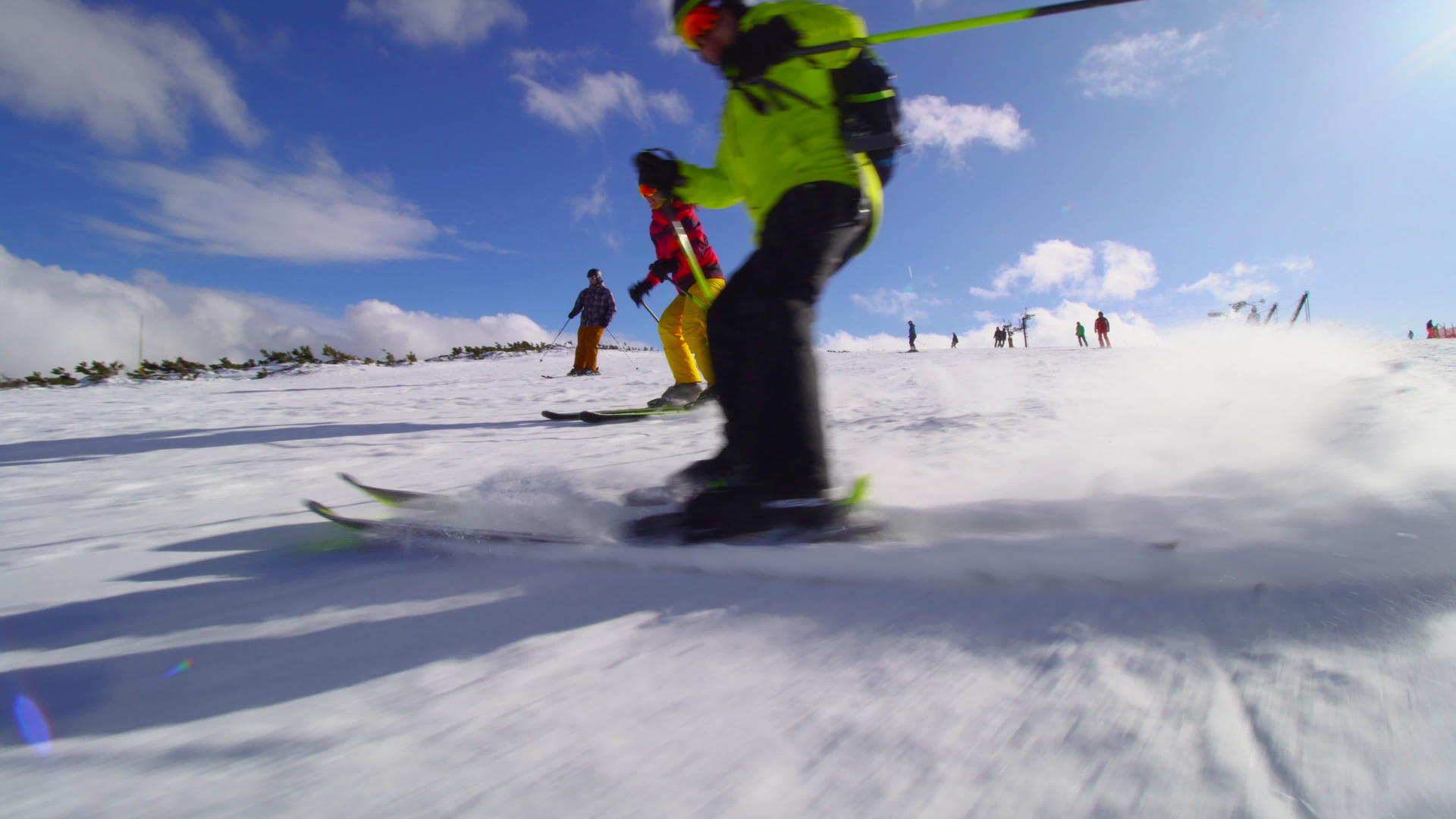 朋友们在阳光明媚的一天一起滑雪滑雪者用相机扔雪视频的预览图