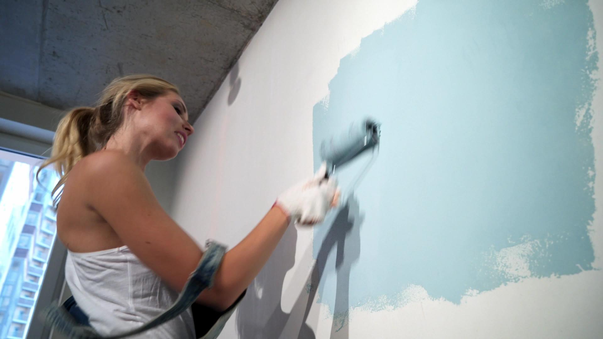 在建筑工地使用涂有滚粉的年轻女孩视频的预览图
