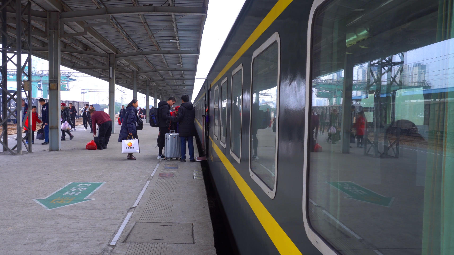 4K实拍火车站返程人群视频的预览图
