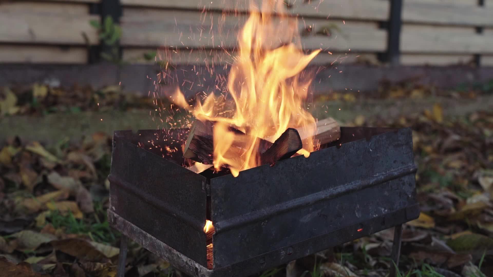 把柴火扔进火里他们用缓慢流动的摆动作为炉子视频的预览图