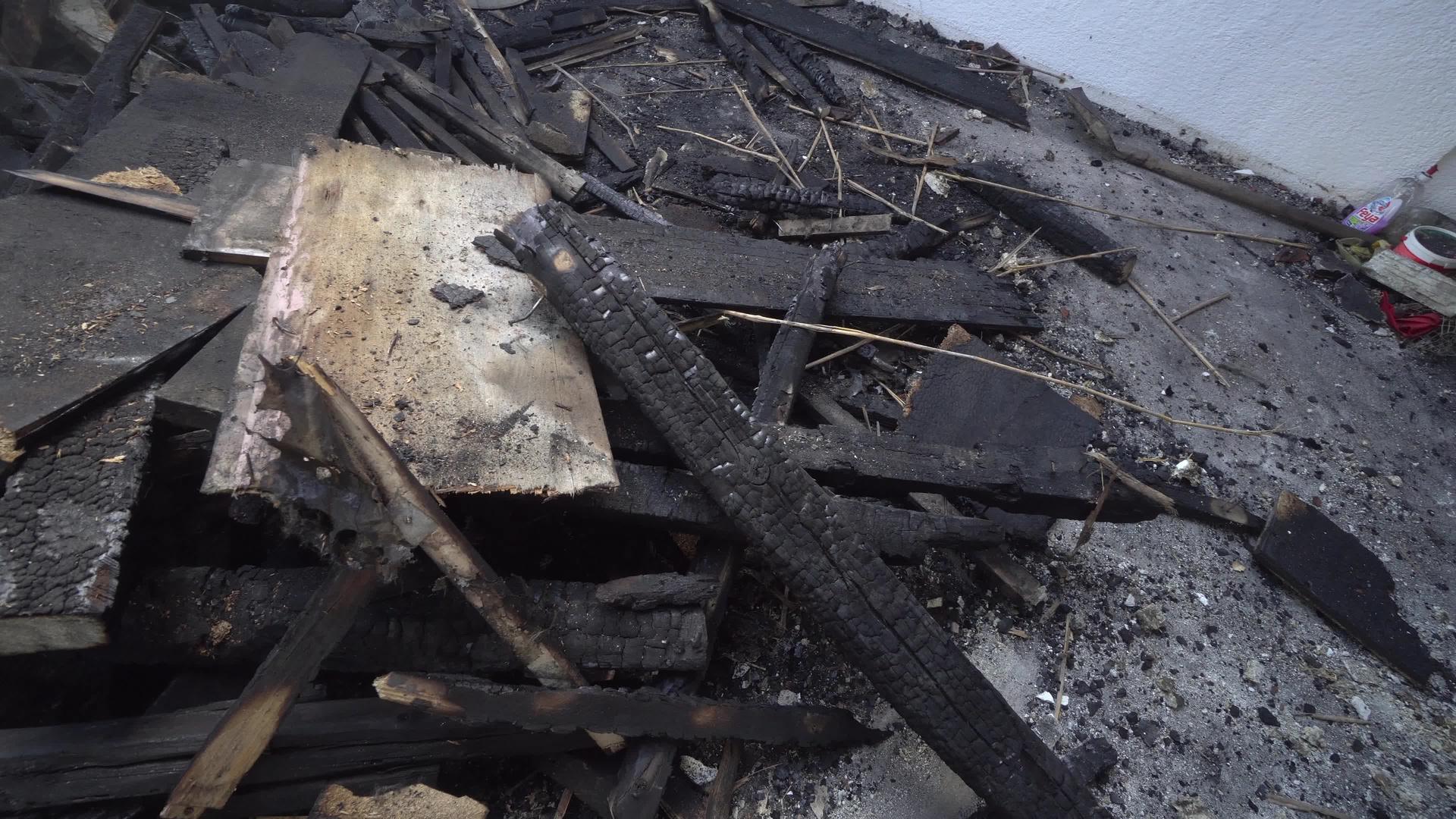 被燃烧的木工摧毁的房屋废墟视频的预览图