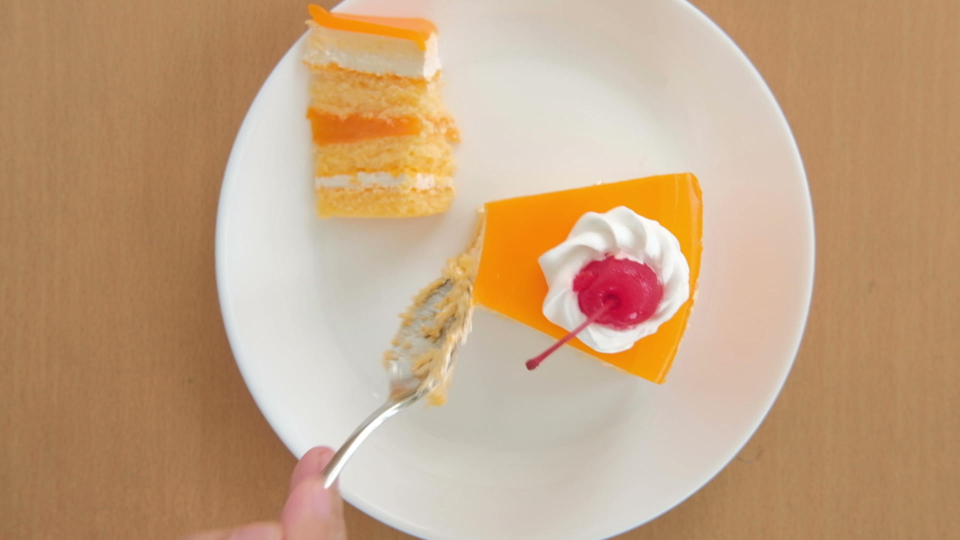 用手切橙色蛋糕加入樱桃和奶油美味的甜点美味的自制白菜视频的预览图