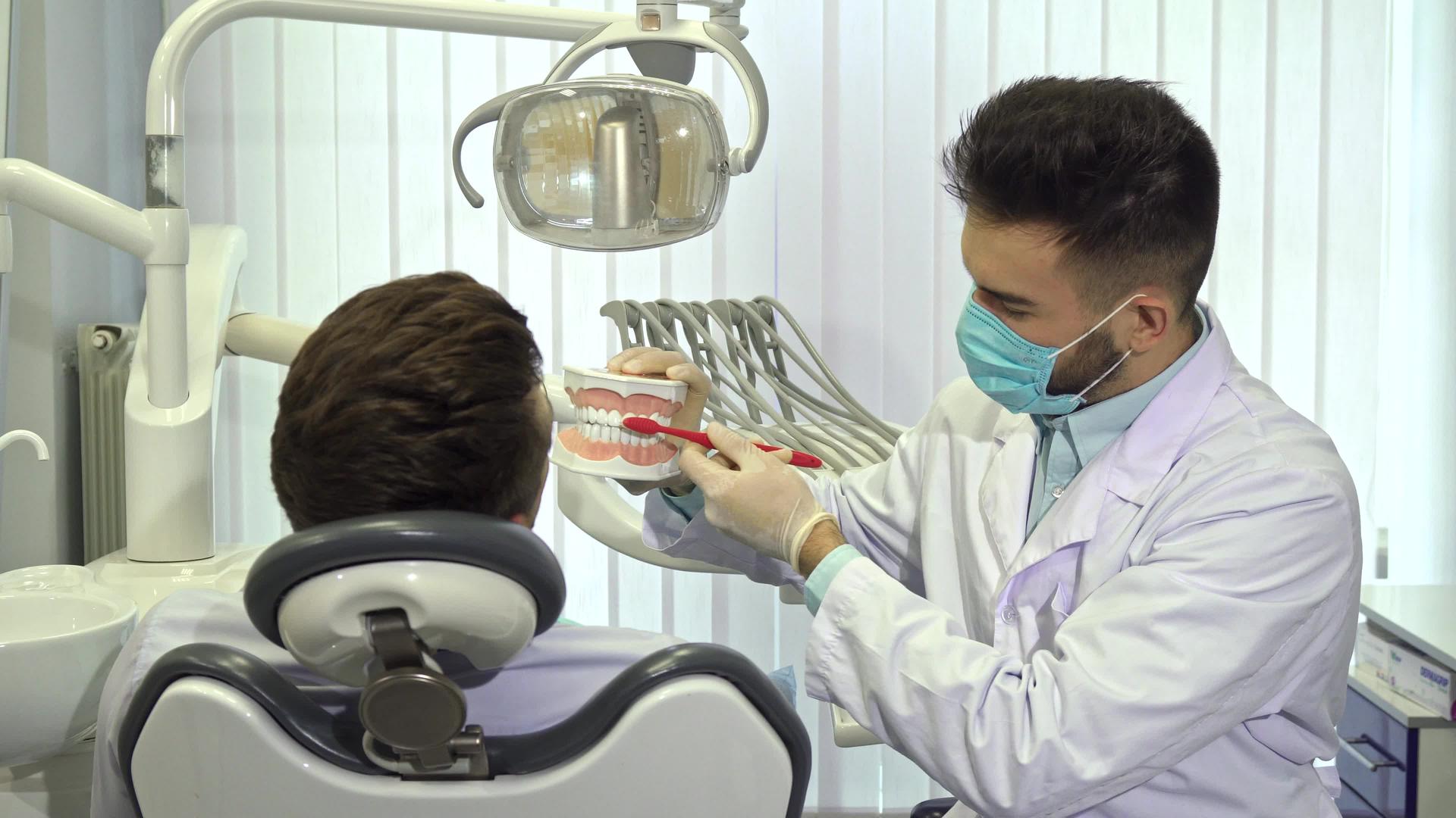 牙医教病人如何刷牙视频的预览图
