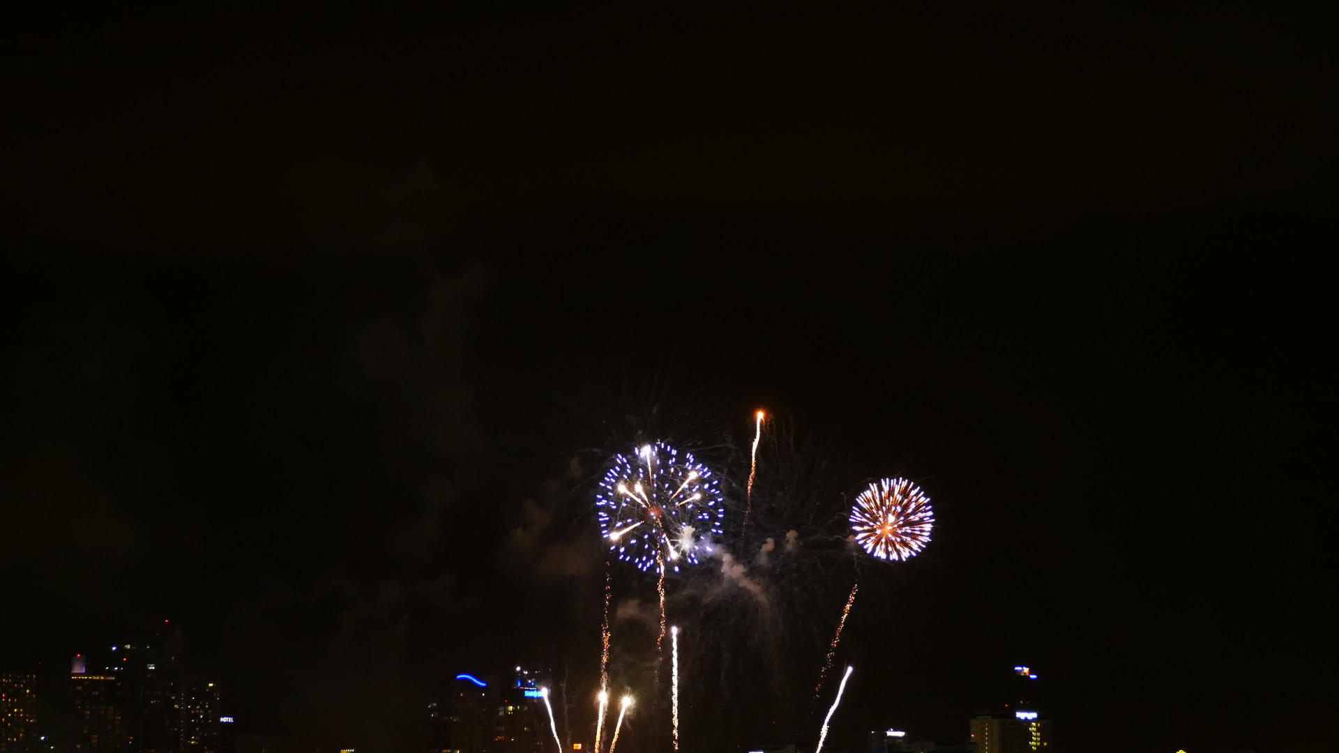 全国节日新年晚会或生日晚会在天空中展示了真正丰富多彩的夜晚视频的预览图