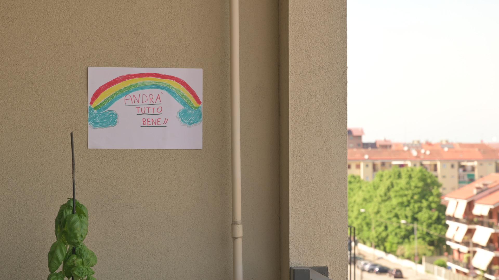 都灵、皮埃蒙特意大利阳台墙上画着彩虹上面写着一切视频的预览图