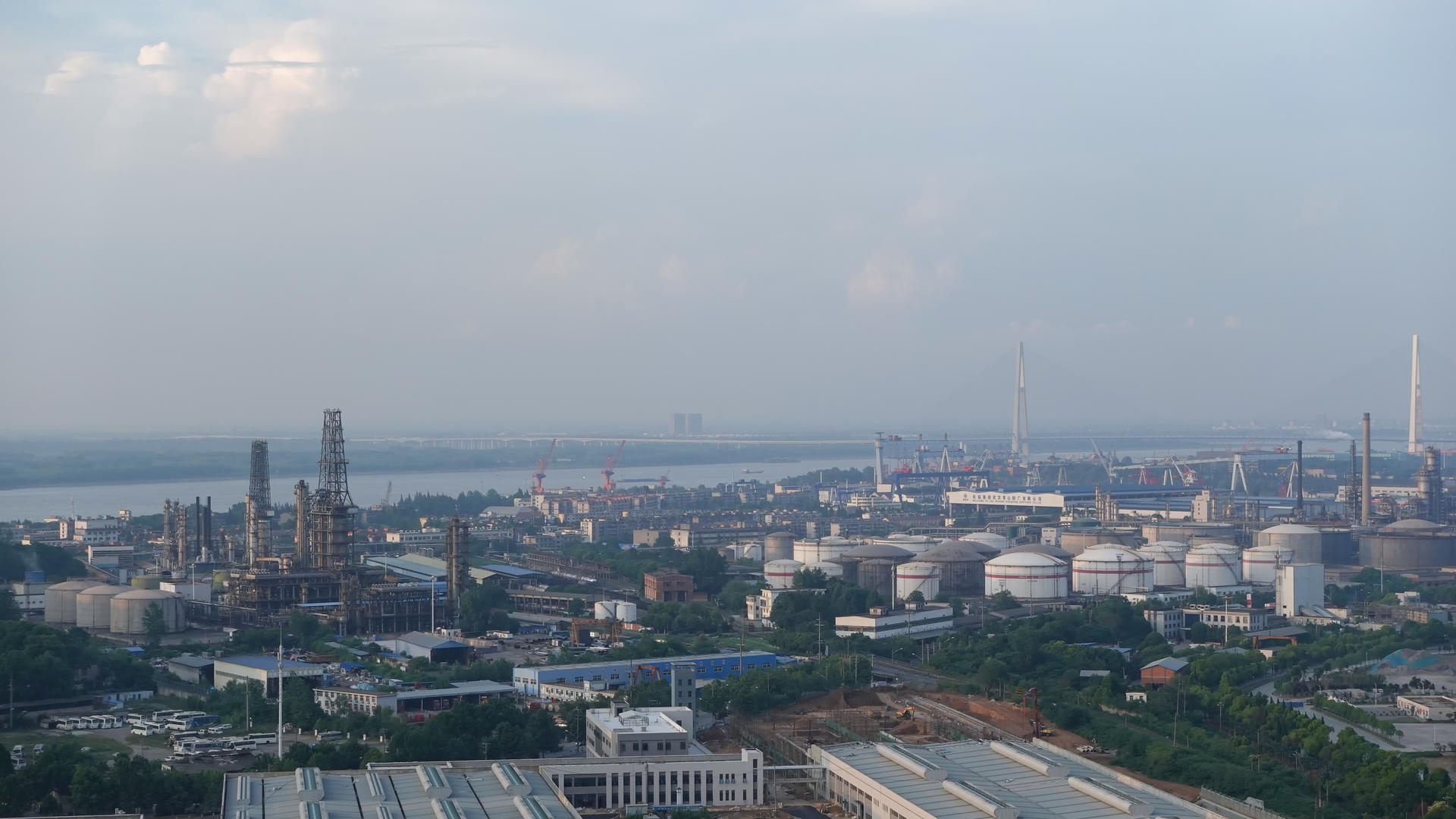 航拍宝武钢铁公司全景环境环保节能清洁能源冒着烟的钢铁工厂巨大的烟囱素材视频的预览图