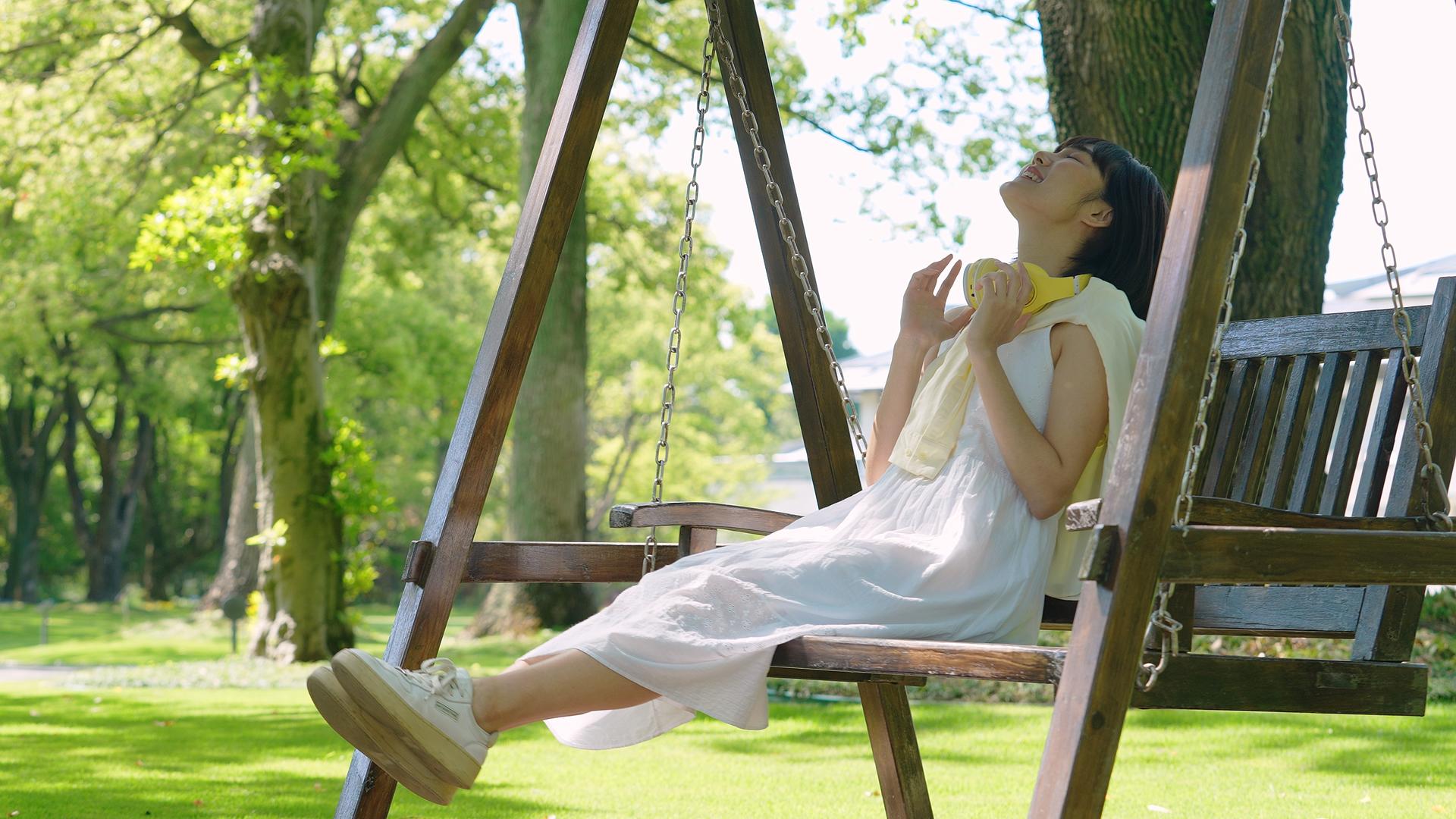 夏日清凉美女坐在秋千长椅上视频的预览图