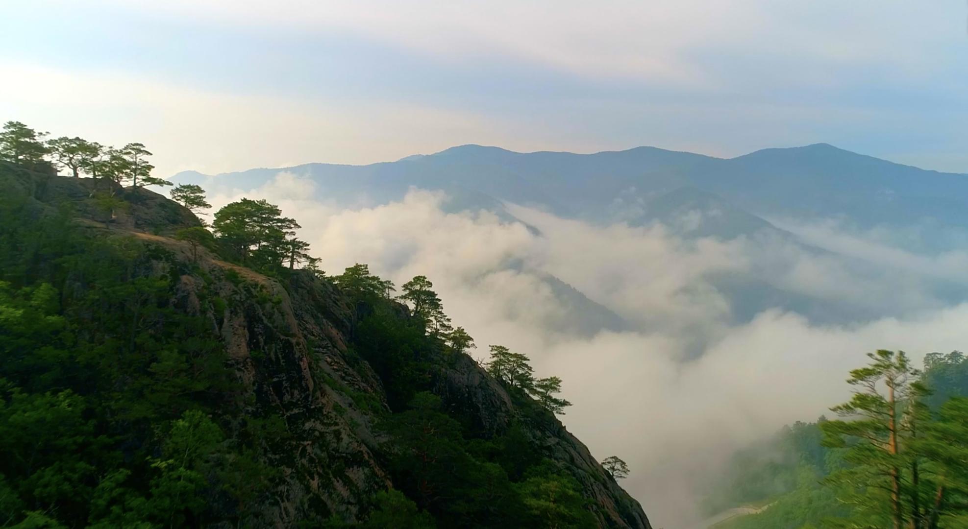 4K航拍山间云雾视频的预览图