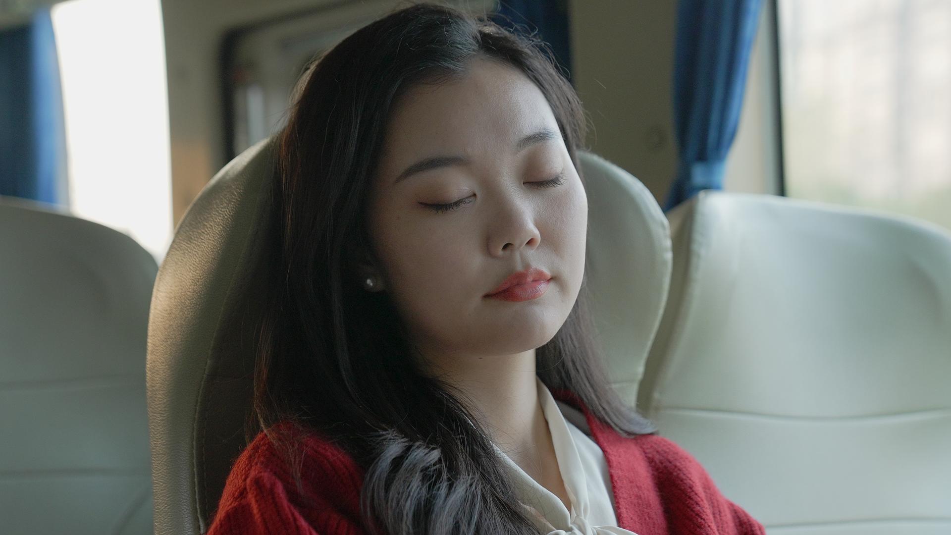 女人睡在公共汽车上视频的预览图