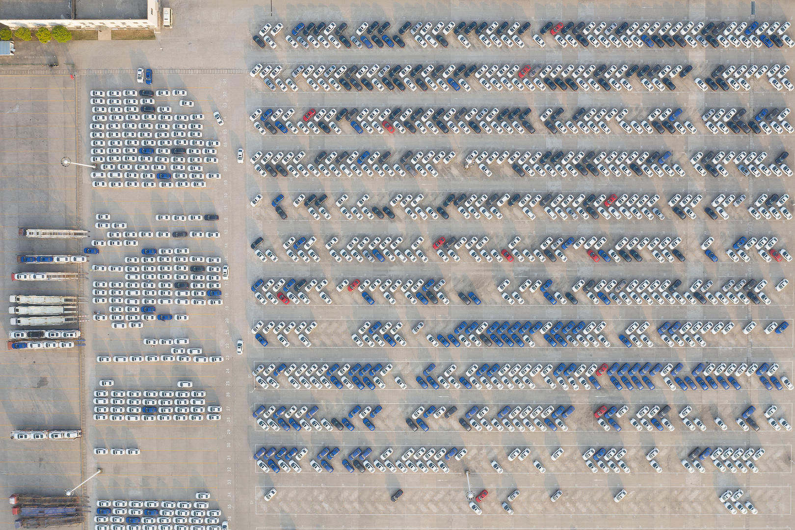 航拍工业园区汽车生产厂家装满待售汽车的停车场素材视频的预览图