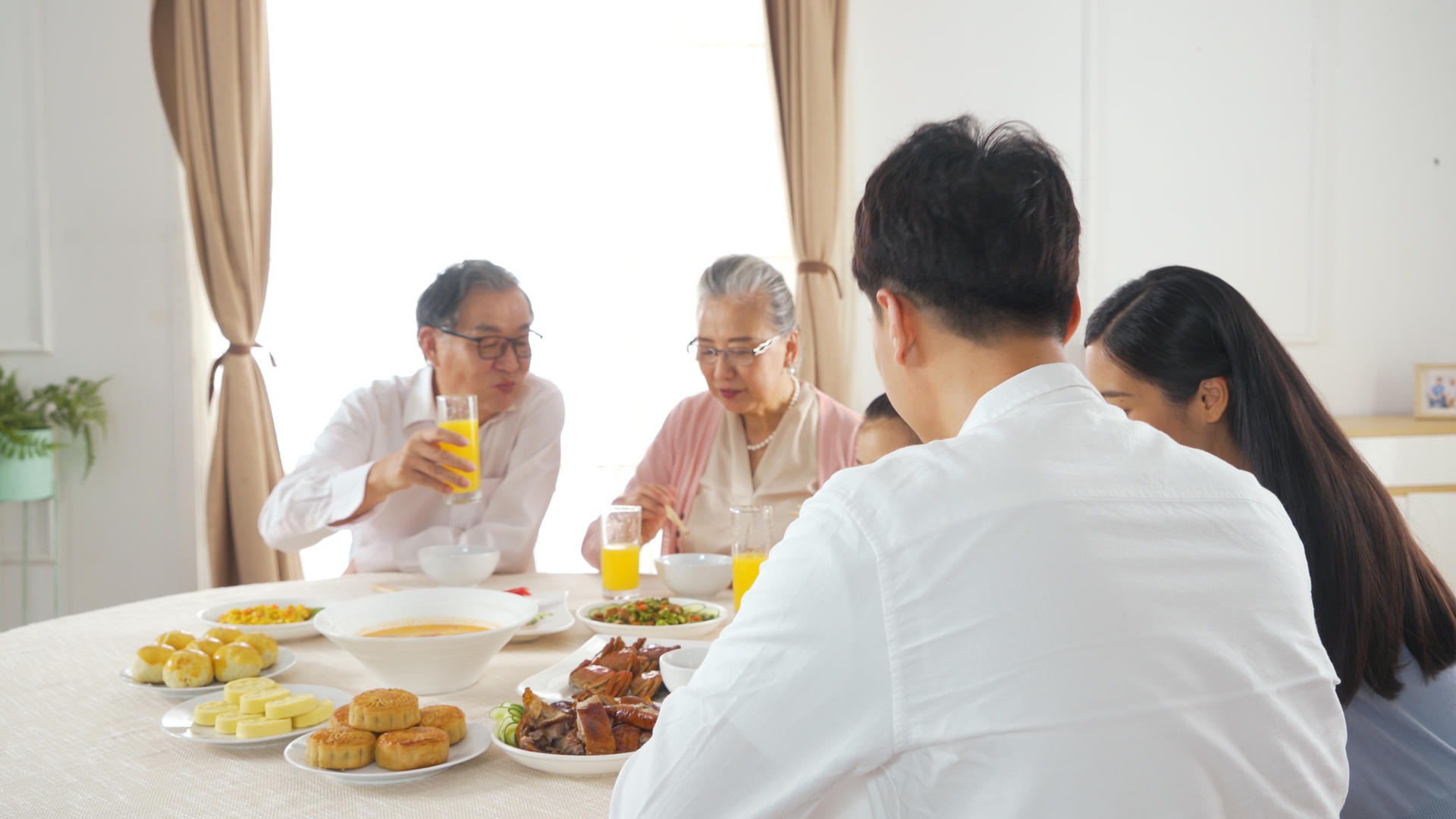 4k中秋节一家人一起吃饭视频的预览图