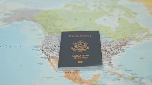 美国国护照贴在北美地图上的美国合众国的手视频的预览图