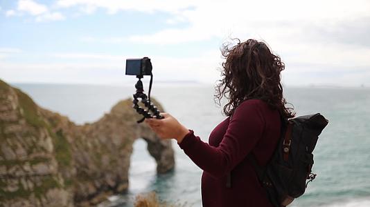 女人记录自己的旅行视频的预览图