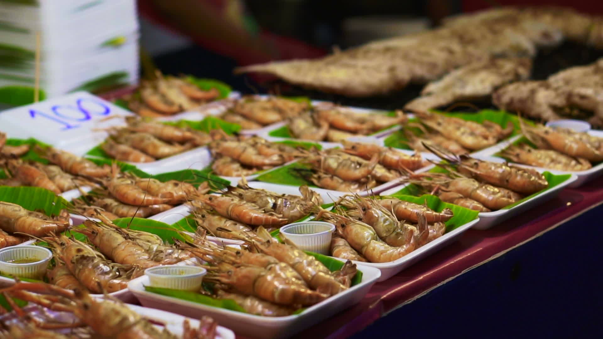 泰国当地街头食品烤虾和鱼视频的预览图