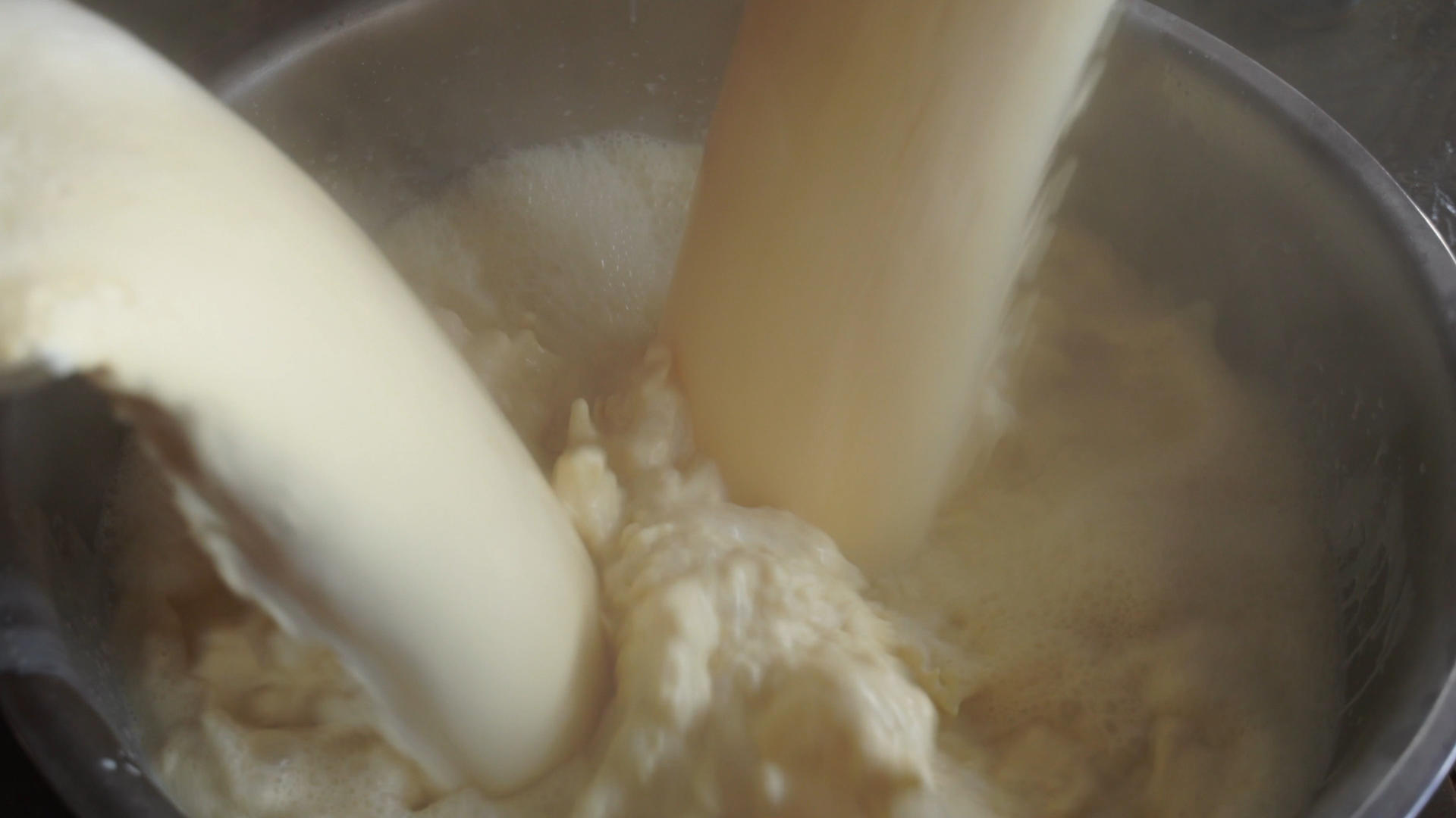 4k传统手工制作豆浆视频的预览图
