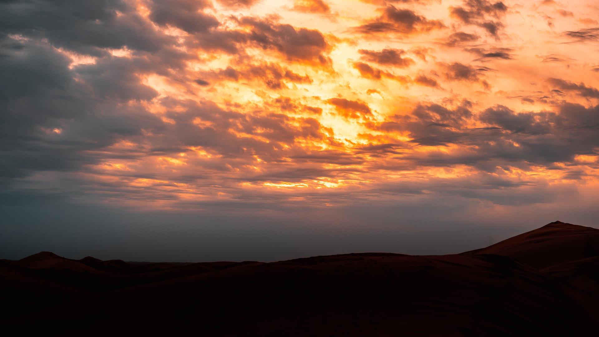 8K沙漠火烧云日落晚霞视频的预览图
