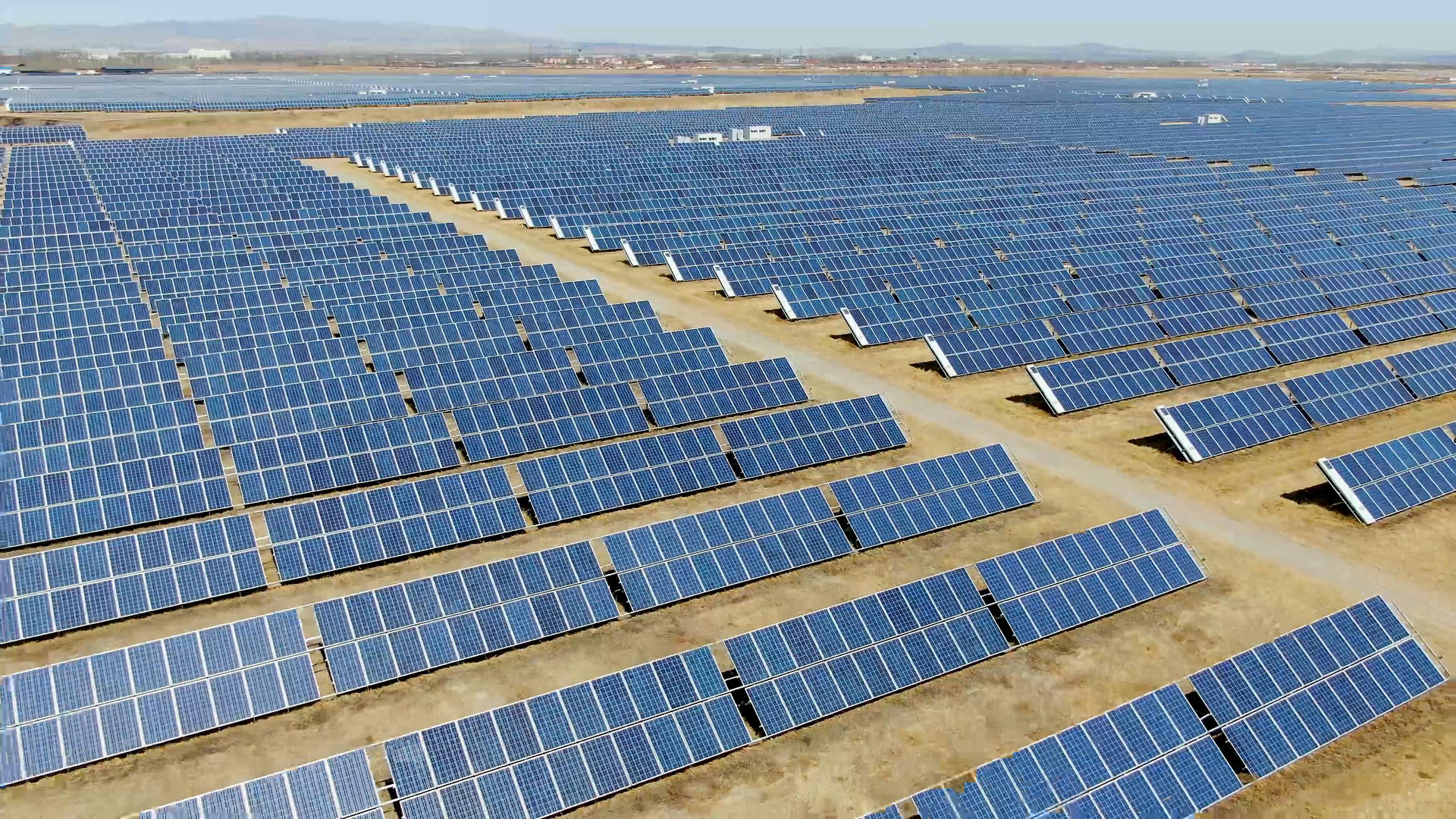 航拍太阳能光伏发电能源系统视频的预览图