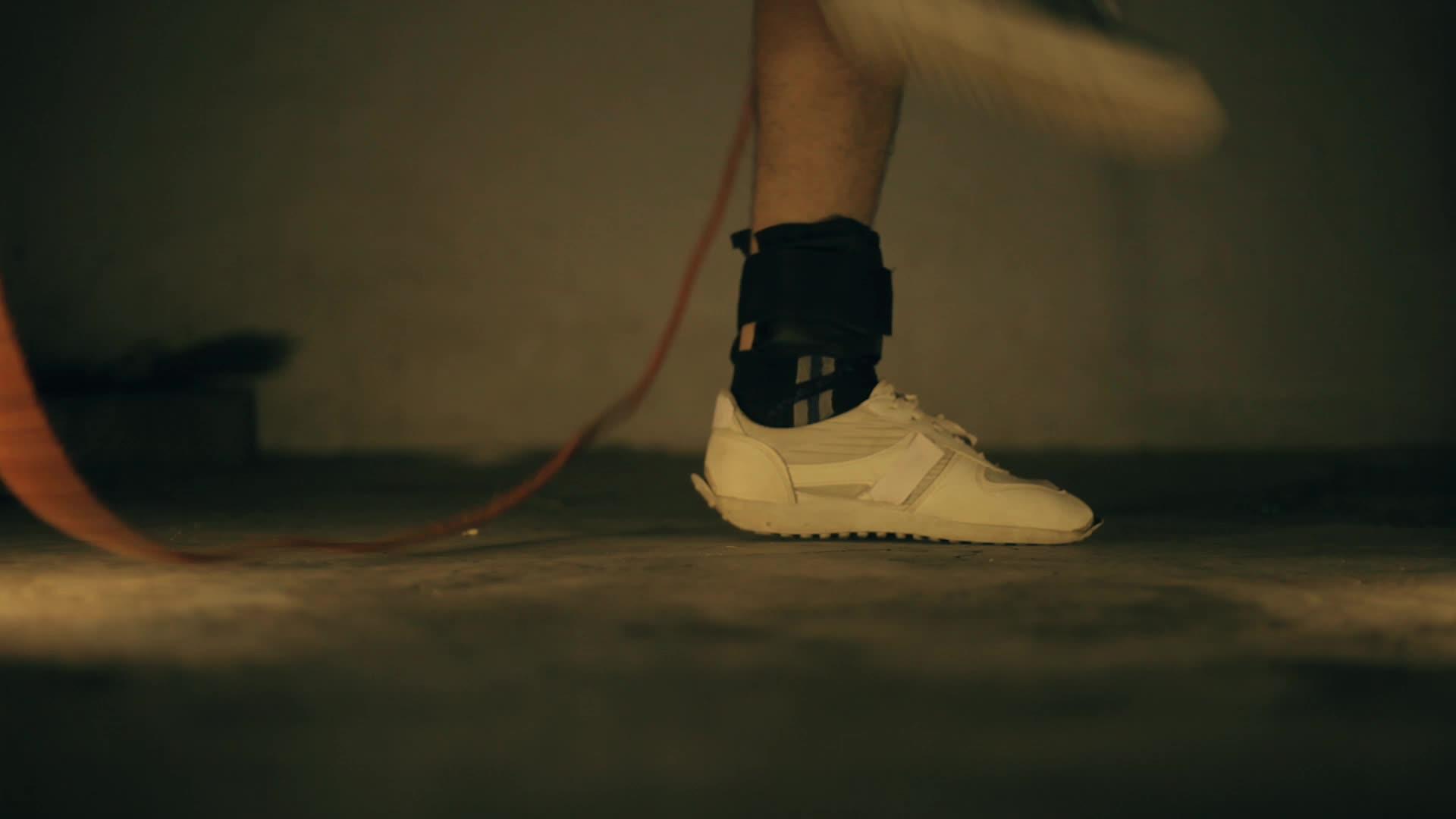 双腿穿白色运动鞋跳绳视频的预览图
