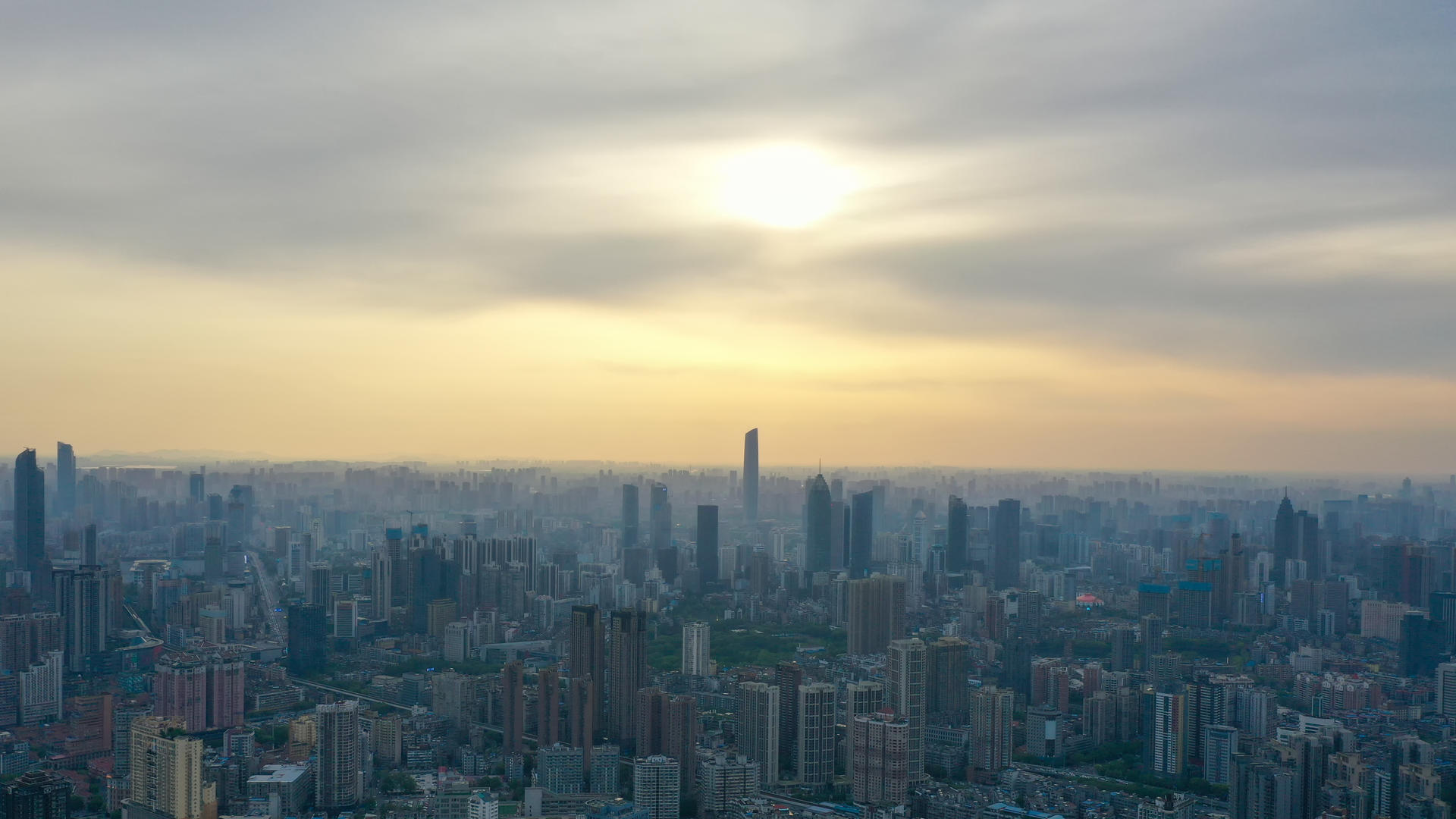 航拍风光武汉雾霾晚霞落日城市4k素材视频的预览图