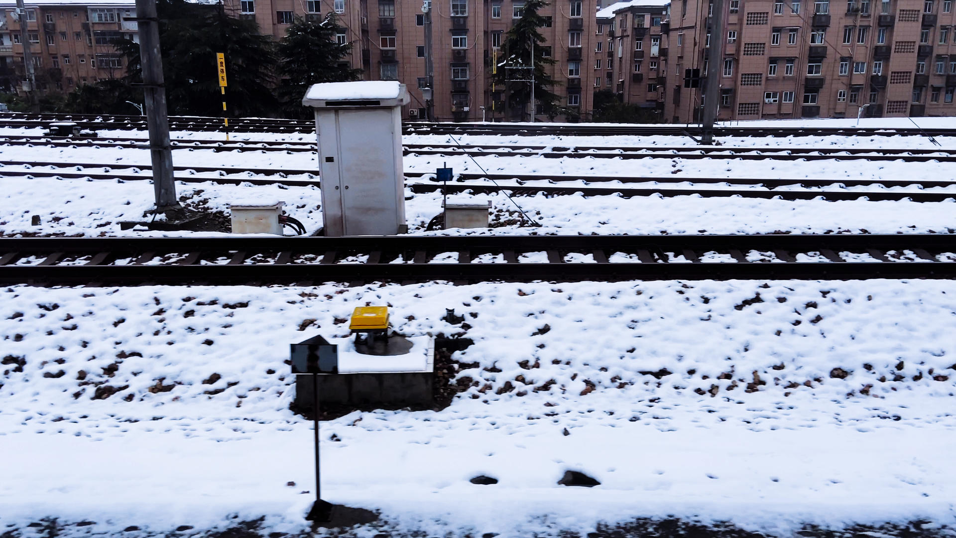4K实拍乘火车返程途中下雪火车轨道雪景冬日雪景视频的预览图
