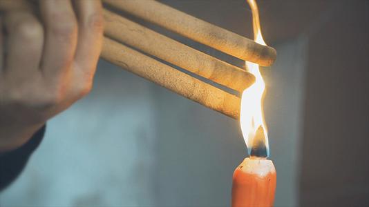 清明祭祖蜡烛香火视频的预览图