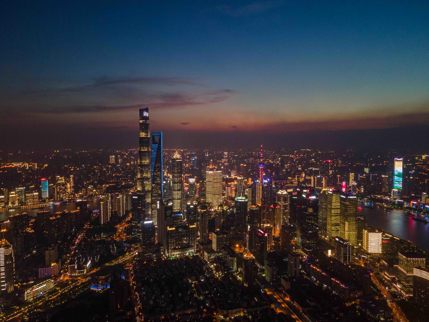 8K上海市CBD航拍日转夜延时视频的预览图