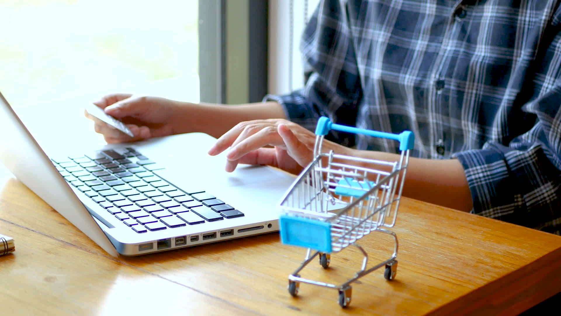 网上银行购物概念女性持有信用卡和网上购物家庭信用卡视频的预览图